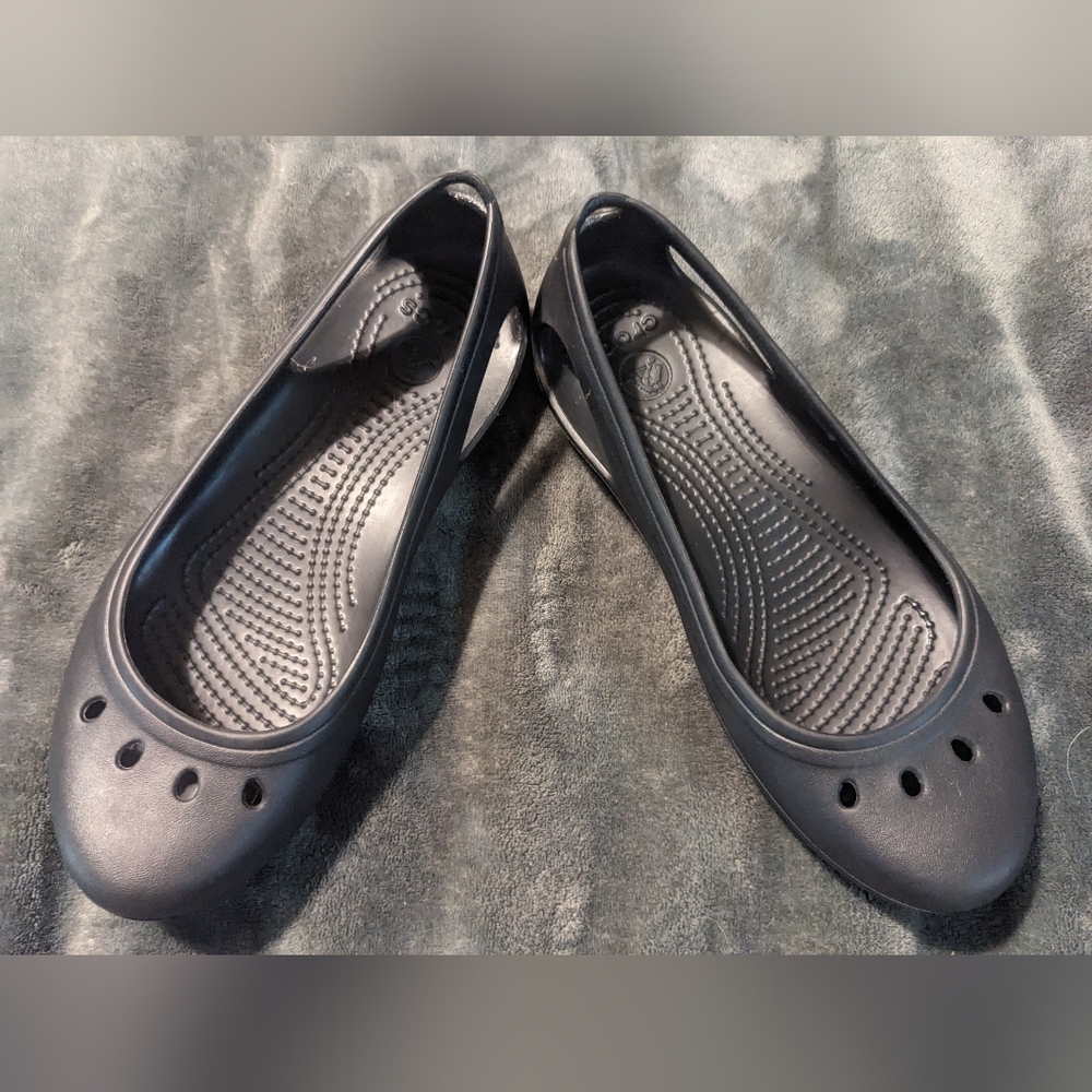 Women's size 8 black Crocs flats